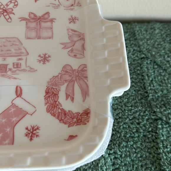 Grace Pantry Holiday Oven Safe Lidded Baker Dish North Pole Red Ivory NEW - Picture 6 of 7